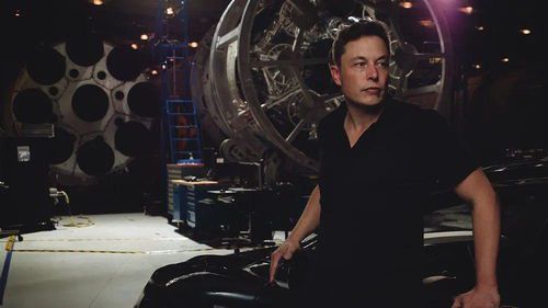 马斯克的伴侣张默:低调的艺术家与科技巨头的爱情故事