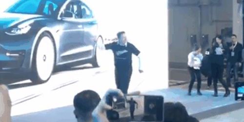 马斯克尬舞背后的商业密码:从娱乐到营销的跨界狂欢