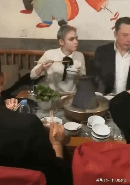马斯克体验中国火锅文化